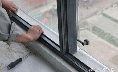 裂缝起沙漏水最好的补漏方法,平房顶裂缝漏水补漏专用液