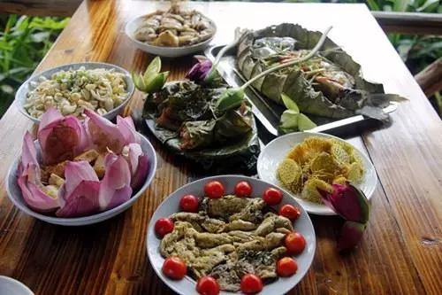 夏日赏月赏夜，不如赏花荷，这里“十里荷花一个村”