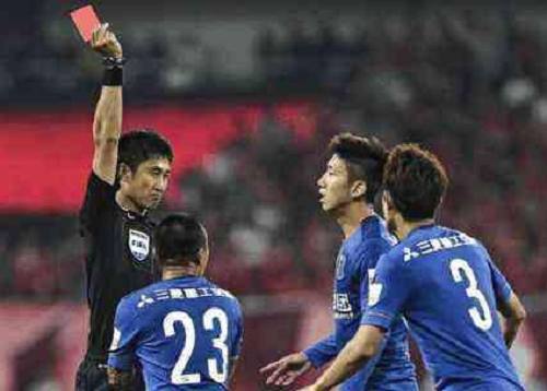 足球赛场上，一颗点球值多少钱？一位裁判的忏悔信给出了答案