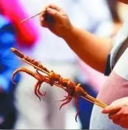 揪心！13厘米竹签插入两岁娃嘴里生命垂危！做家长的千万要注意！