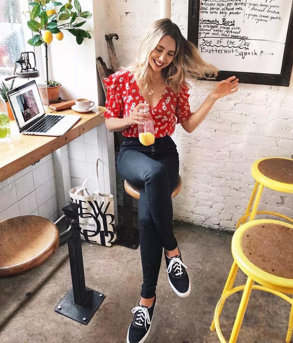 夏季穿搭无肩带内衣美出高级感,夏季穿搭中性风内衣外穿