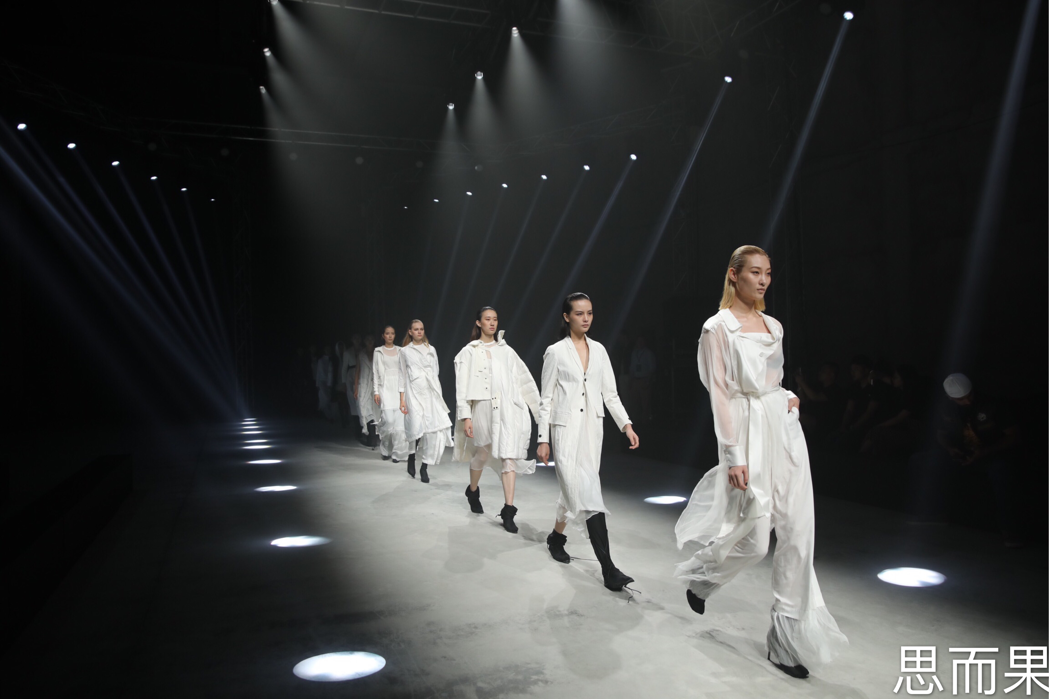 原创国潮！“摩·印象”夜袭杭城——M21全面绽放