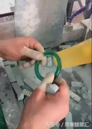 月薪3000小伙拿啤酒瓶做出上亿帝王绿手镯送女友,骚年好手艺!