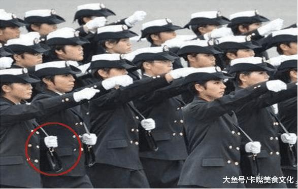 日本兵为什么底下包裹着白色的布,日本兵为什么后面有个背包