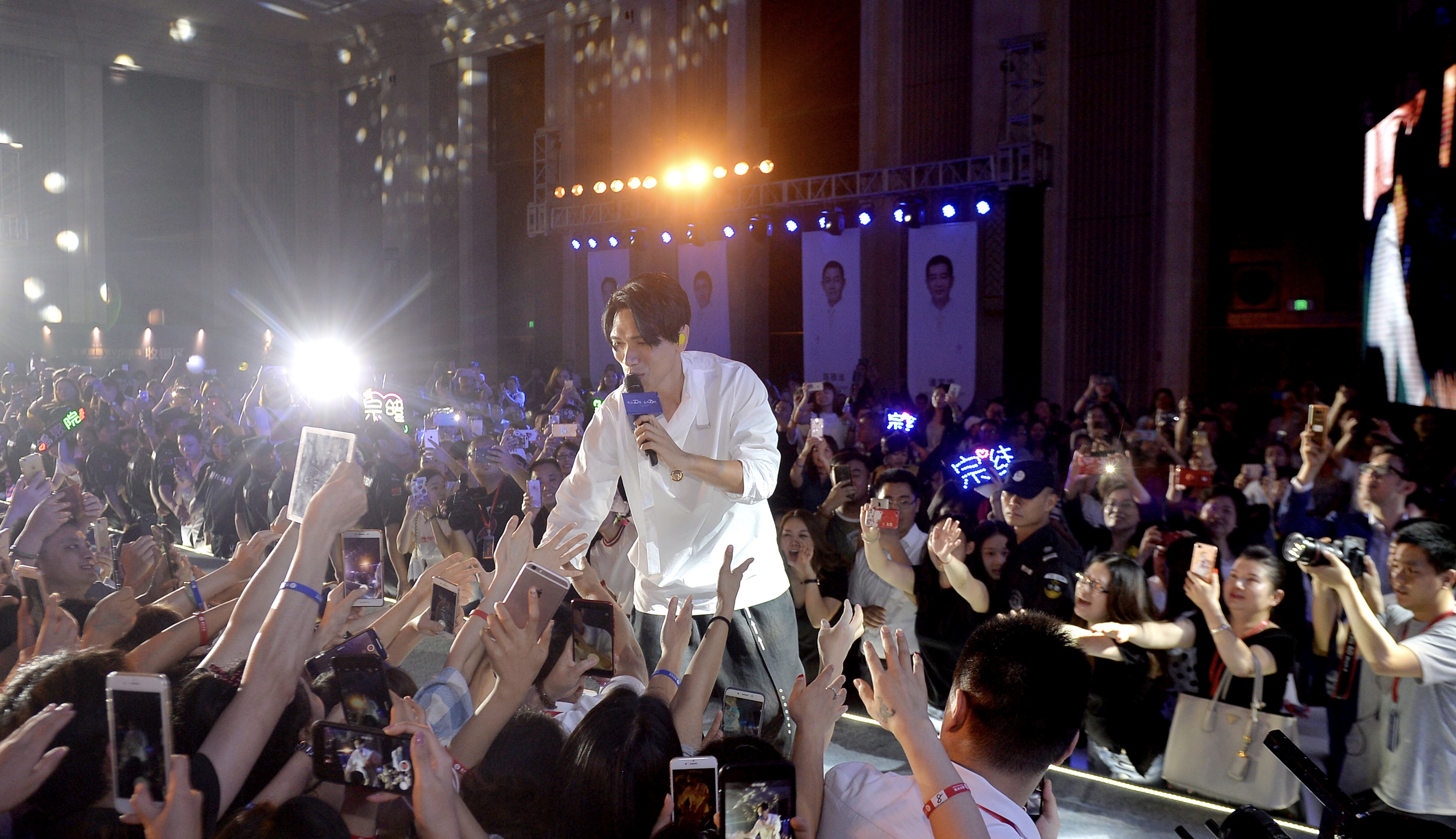 杨宗纬合唱戏腔,杨宗纬嗓音诠释淋漓尽致