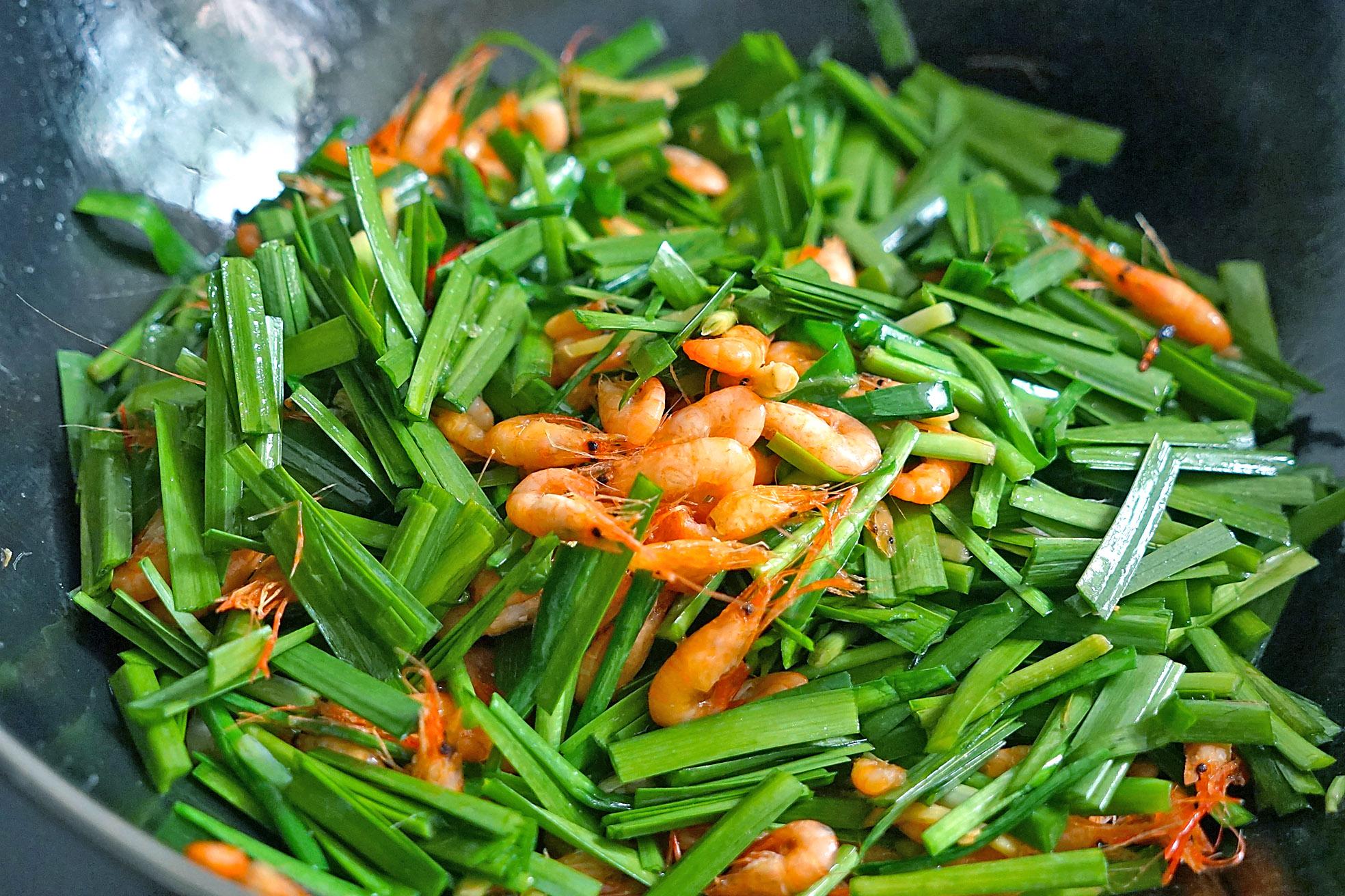 小河虾怎么炒又嫩又好吃又营养,韭菜炒干河虾下酒的做法