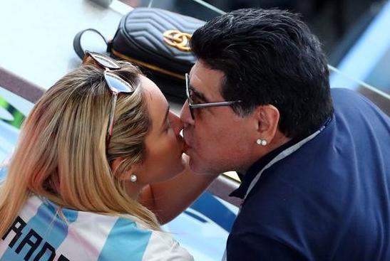 马拉多纳57岁聚会,马拉多纳和女友接吻