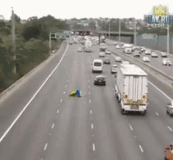 内马尔玩花式足球被揍,内马尔花式足球被揍