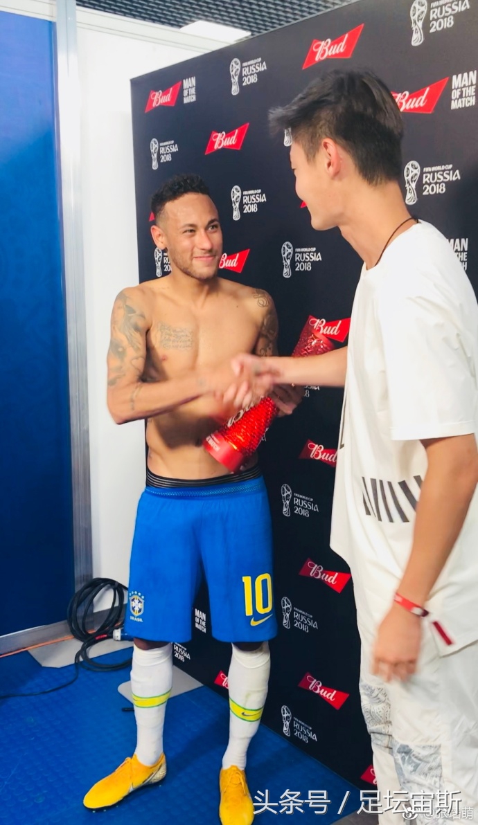 内马尔比赛时搞笑瞬间,世界杯足球场内马尔的搞笑瞬间