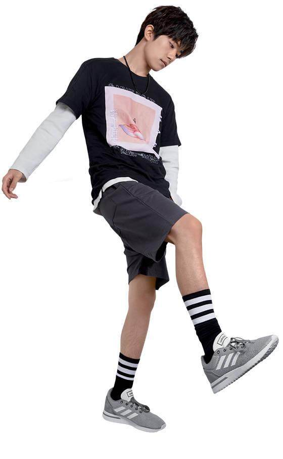 易烊千玺走在夜里大街上,易烊千玺杭州打卡同款