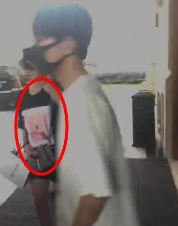 易烊千玺走在夜里大街上,易烊千玺杭州打卡同款