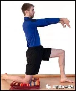 腰方肌拉伸和腰大肌拉伸,一个动作拉伸腰长度