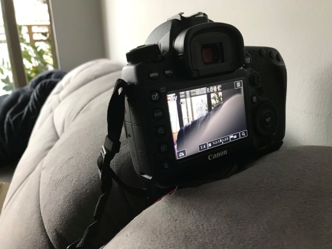 男子趁女友不在家偷偷化妆,男子趁女友不在家偷偷化妆原视频