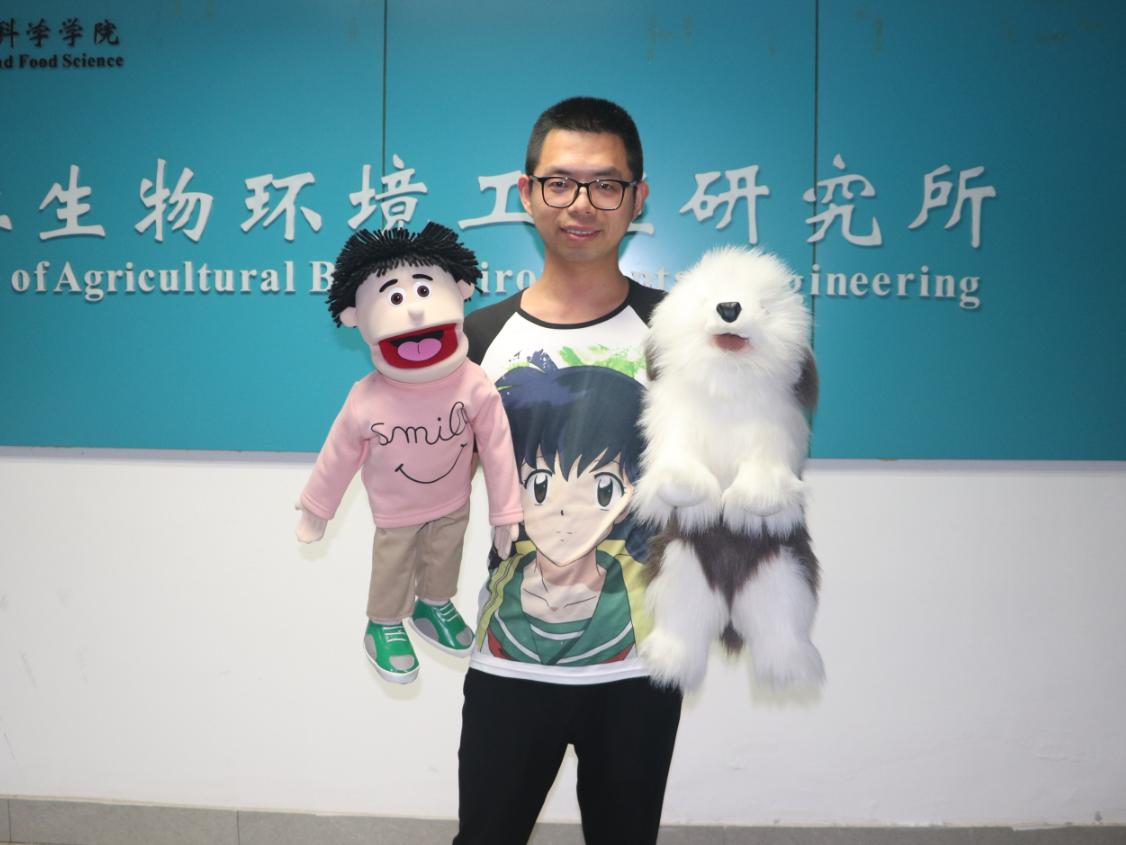 浙大这个男生居然沉迷用肚子说英语？还有不少可爱的小帮手