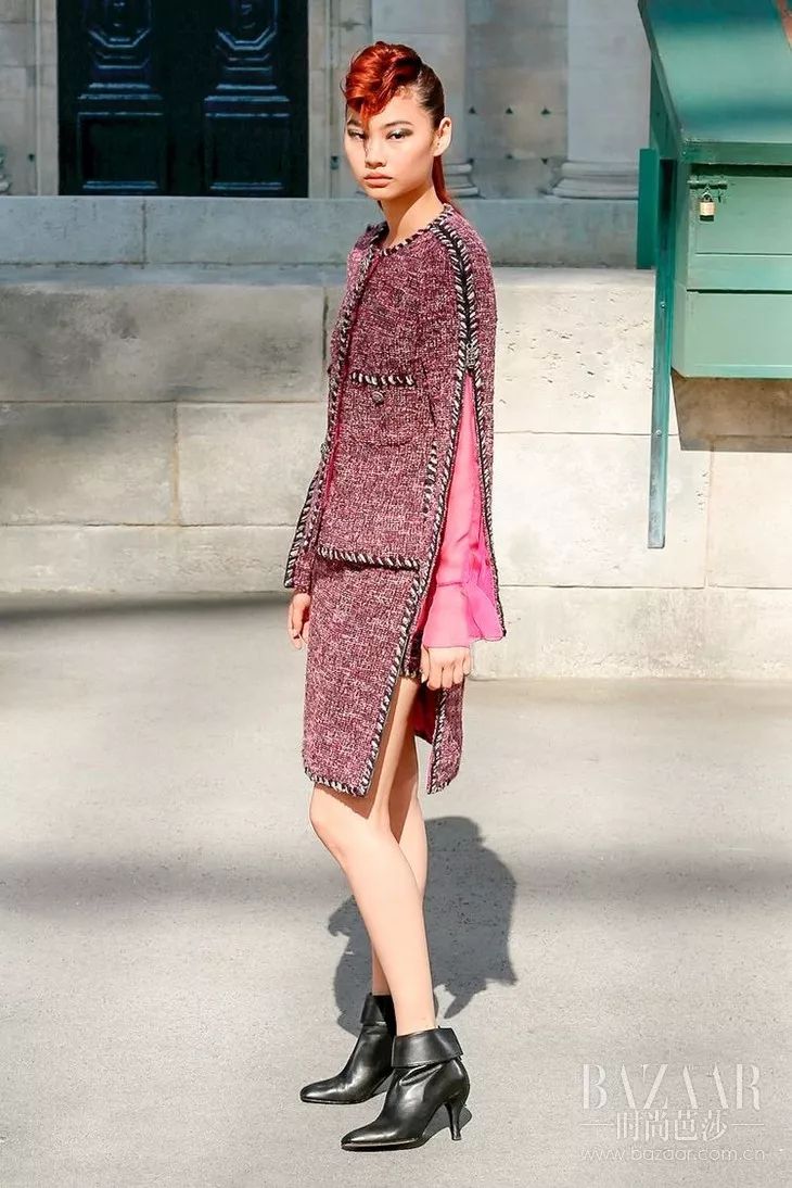 塞纳河倒映着埃菲尔铁塔,香奈儿的绝美高定