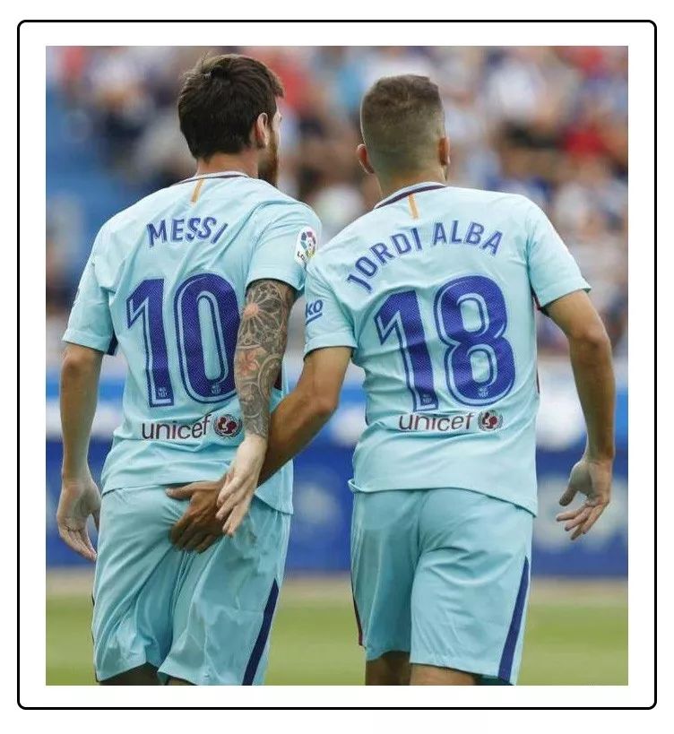 世界杯上为什么球员喜欢吐痰,为什么足球运动员爱摸头