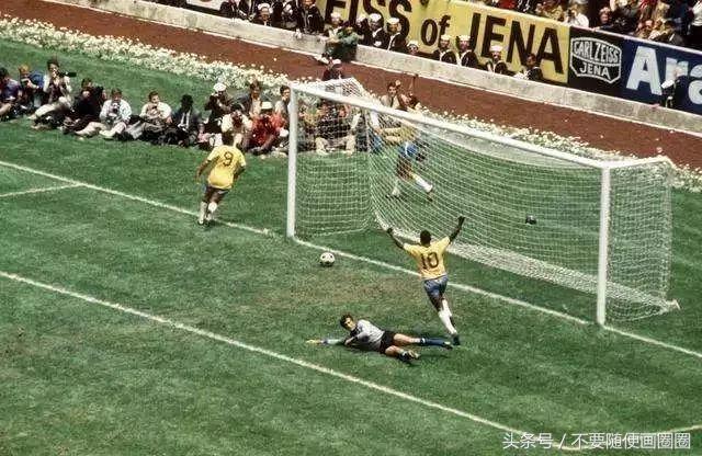 c罗梅西都穿什么鞋,c罗穿的第一双足球鞋