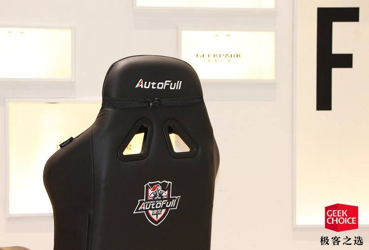 坐着看球累吗?或许你可以试试这把世界杯主题款电竞椅