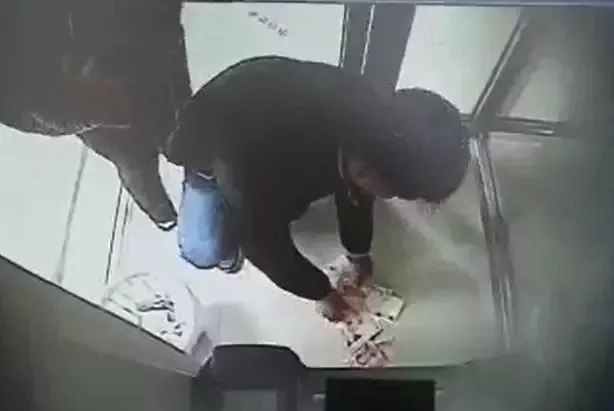 拾到手机不归还犯法吗,捡到手机拒不归还犯法吗