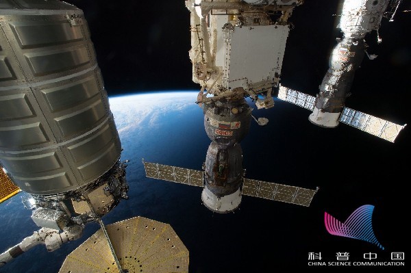 飞行器运送足球视频,运送太空飞船