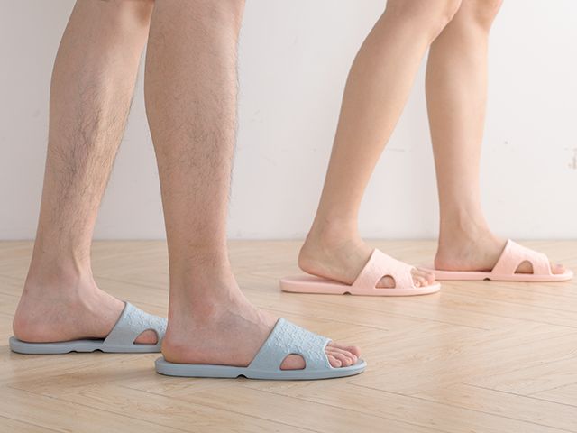 一条货架｜来自澳大利亚的“德运”奶粉；收起来只有巴掌大的拖鞋