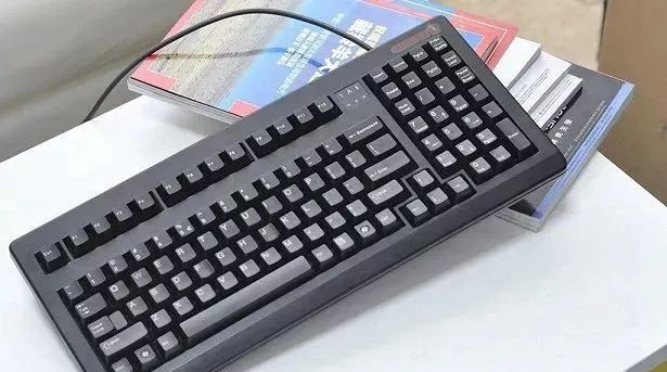 锤哥清理键盘,铅锤哥