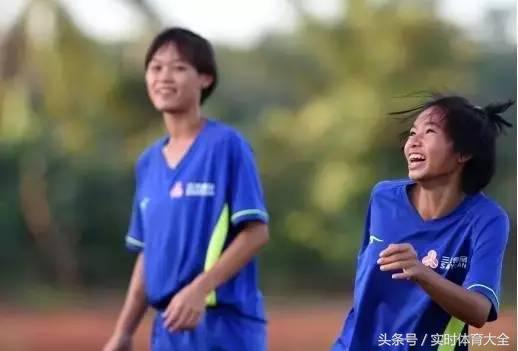 中国女孩捡球,捡球的中国女孩