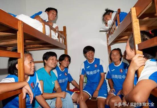 捡球的中国姑娘,中国女孩捡球