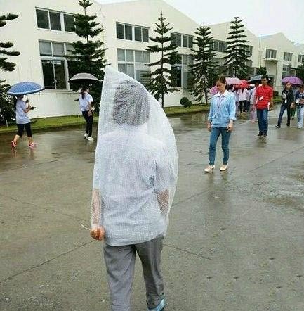 下雨时那些奇葩装扮,下雨天的奇葩出行