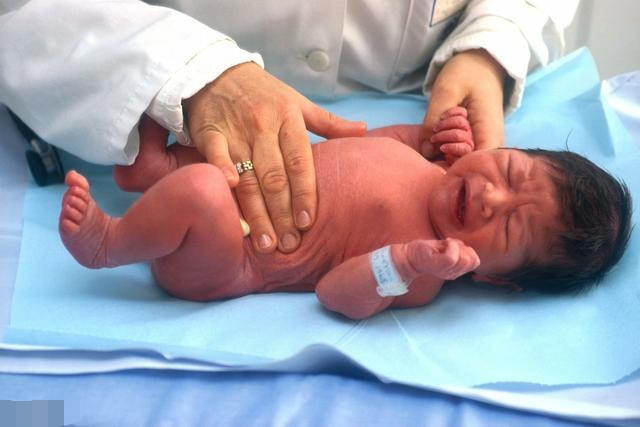 新生儿受惊的表现是怎样的,新生儿睡觉特别容易受惊怎么办