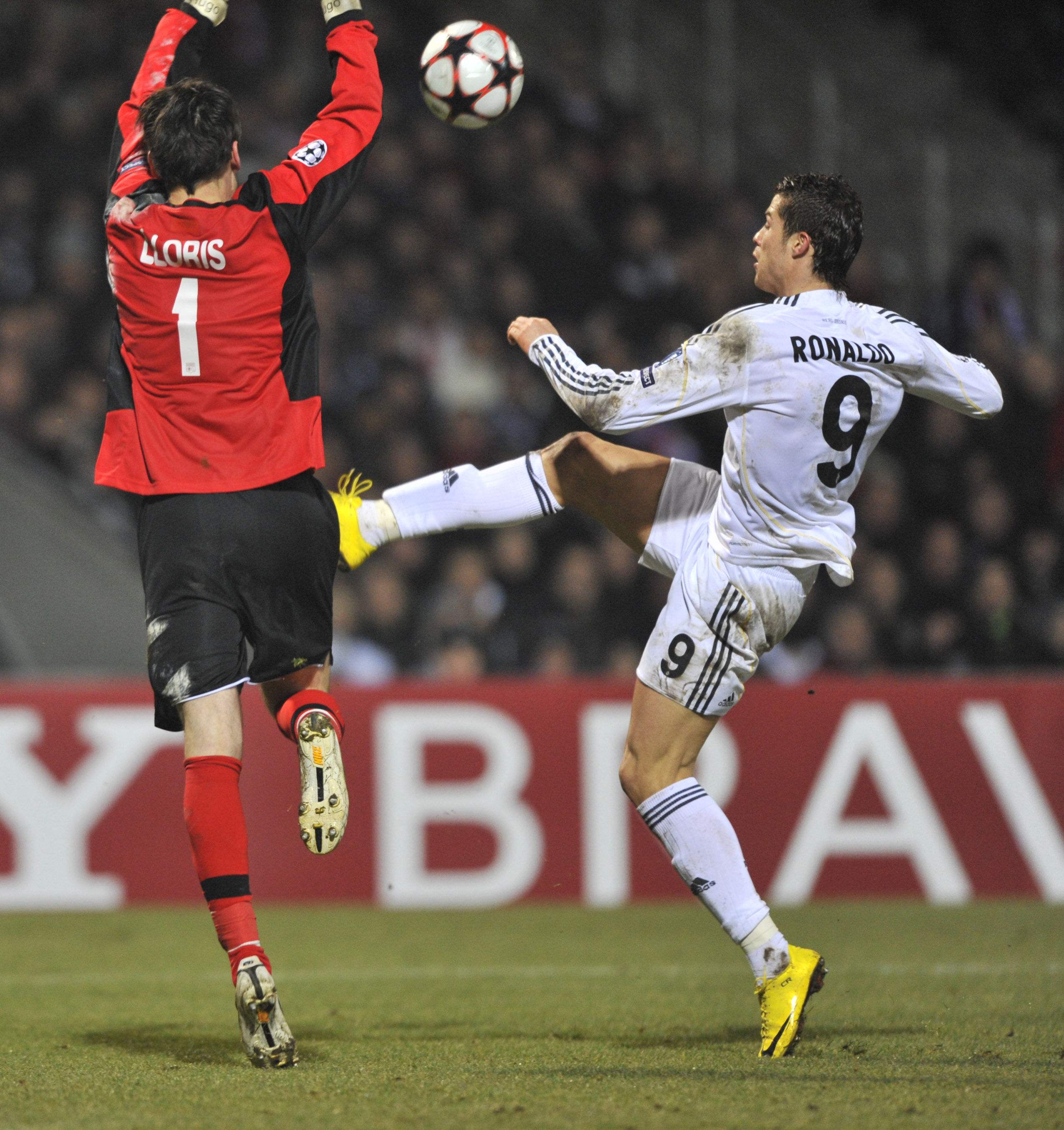 c罗为啥不穿短袖球衣,为什么c罗踢球不被犯规