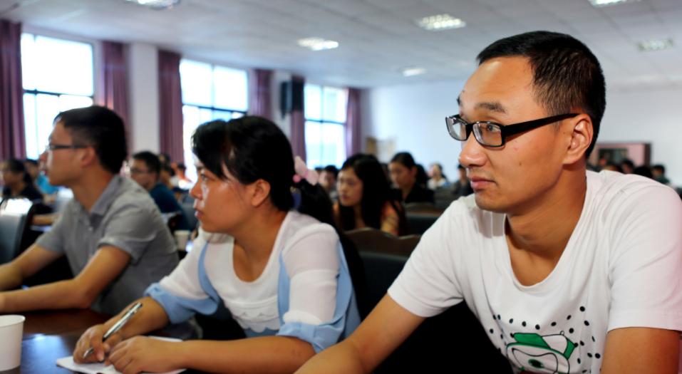 穷人最好的出路是什么,靠一个人挣钱很难富裕