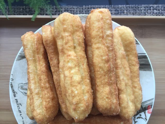 正宗酥香小油条,小油条香酥蓬松的做法用膨松剂