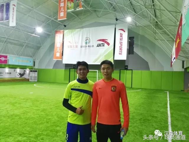 “兄弟，请问汉森贝壳球场怎么走？”