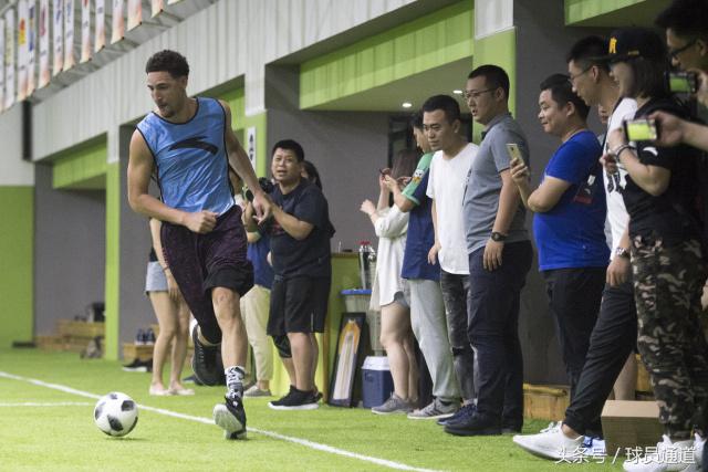 “兄弟，请问汉森贝壳球场怎么走？”