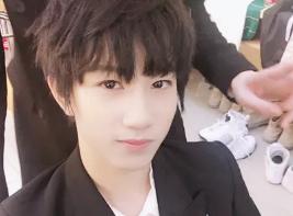 tf瀹舵棌涓変唬璇勪环鏄撶儕鍗冪幒,tfboys涓轰粈涔堝彧鏈夋槗鐑婂崈鐜哄彂灞曞ソ