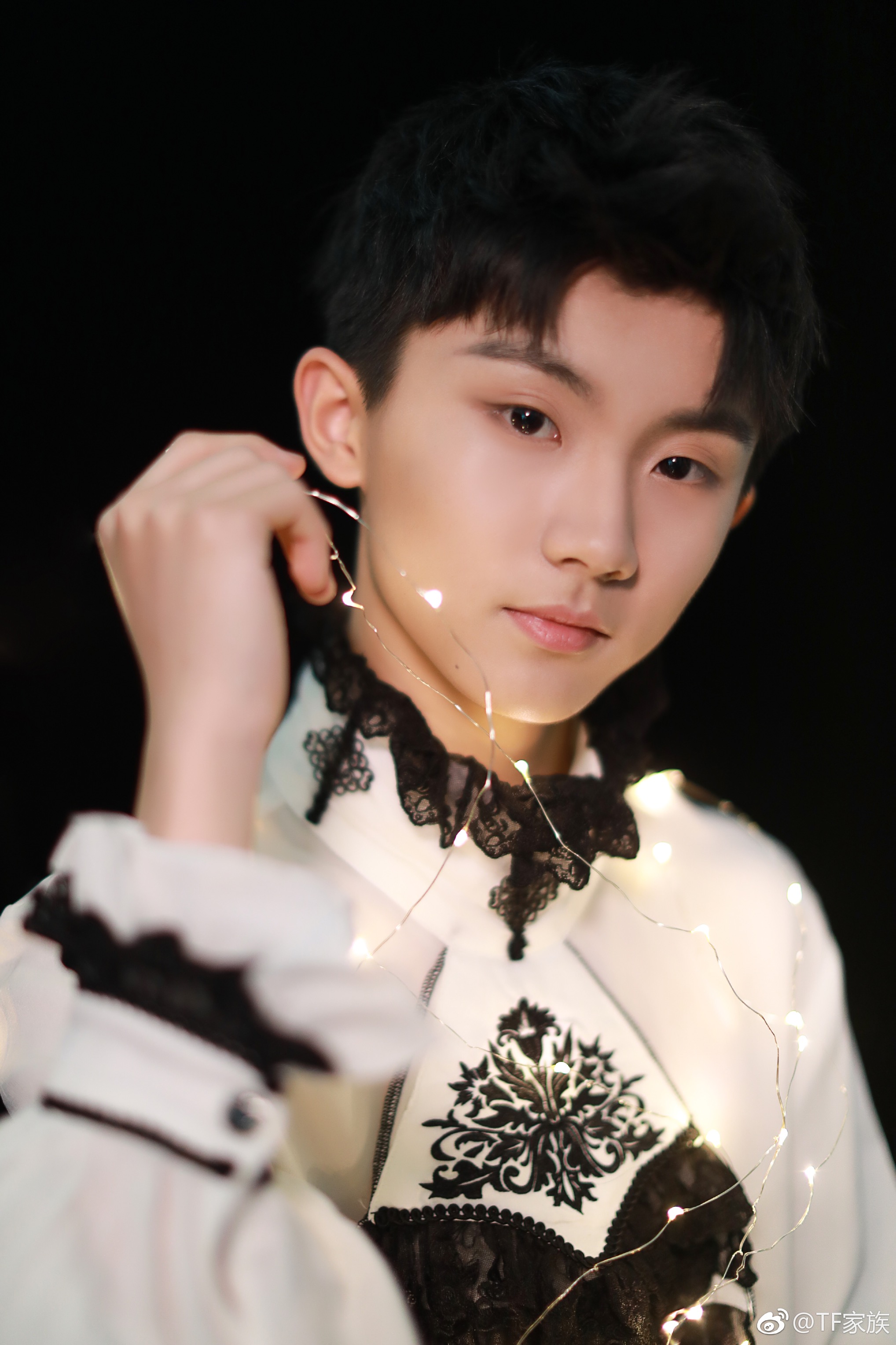 tf瀹舵棌涓変唬璇勪环鏄撶儕鍗冪幒,tfboys涓轰粈涔堝彧鏈夋槗鐑婂崈鐜哄彂灞曞ソ