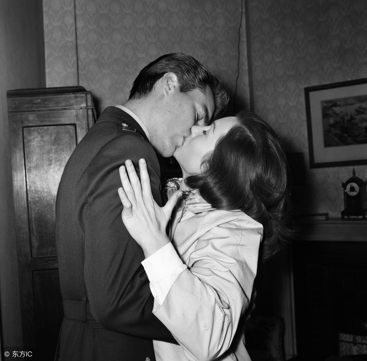 疯狂接吻日!在亲吻区可狂吻陌生人!小心对象被别人抱在怀里!