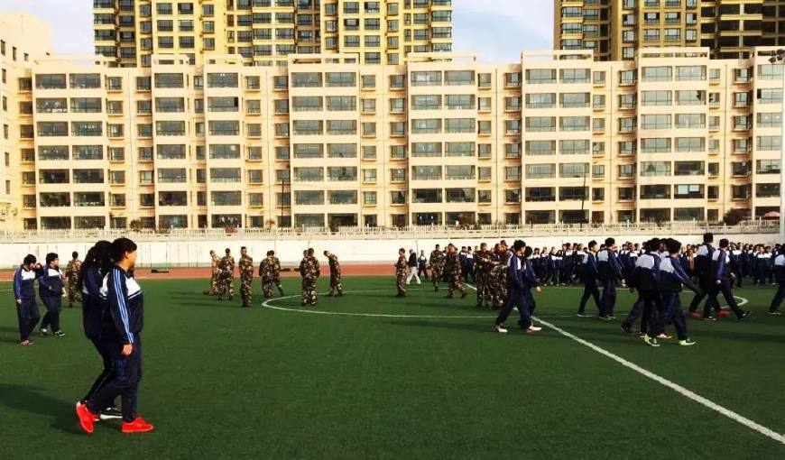 男孩跪地痛哭视频,男孩跪地哭泣的视频