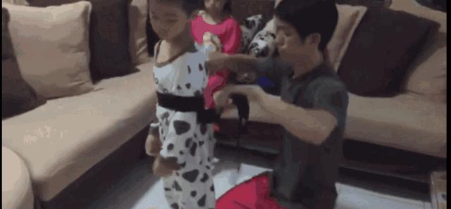 男孩跪地痛哭视频,男孩跪地哭泣的视频