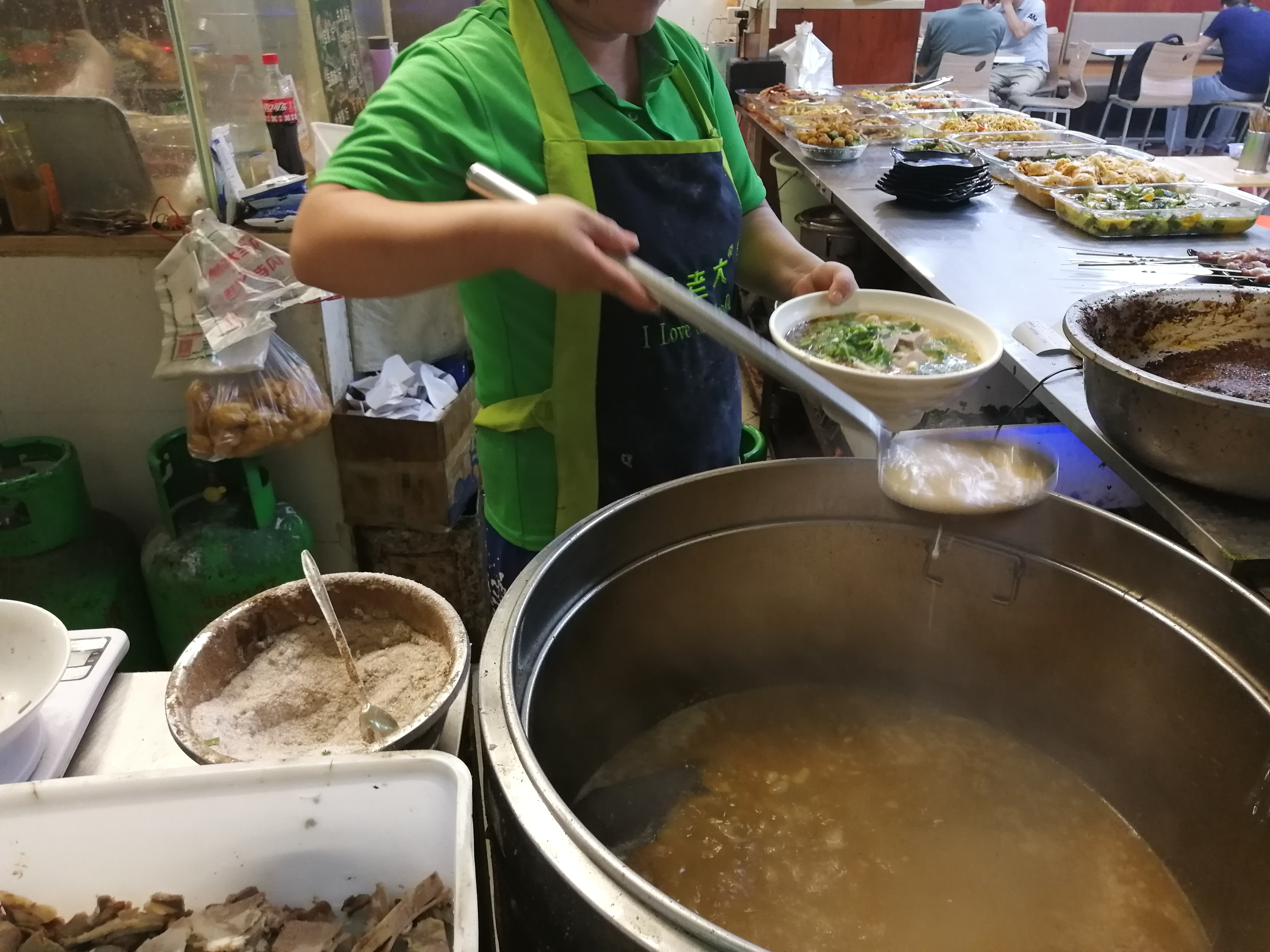 郑州的郏县羊肉饸饹面不中吃？你去沙口路怼一碗闪老大就懂了！