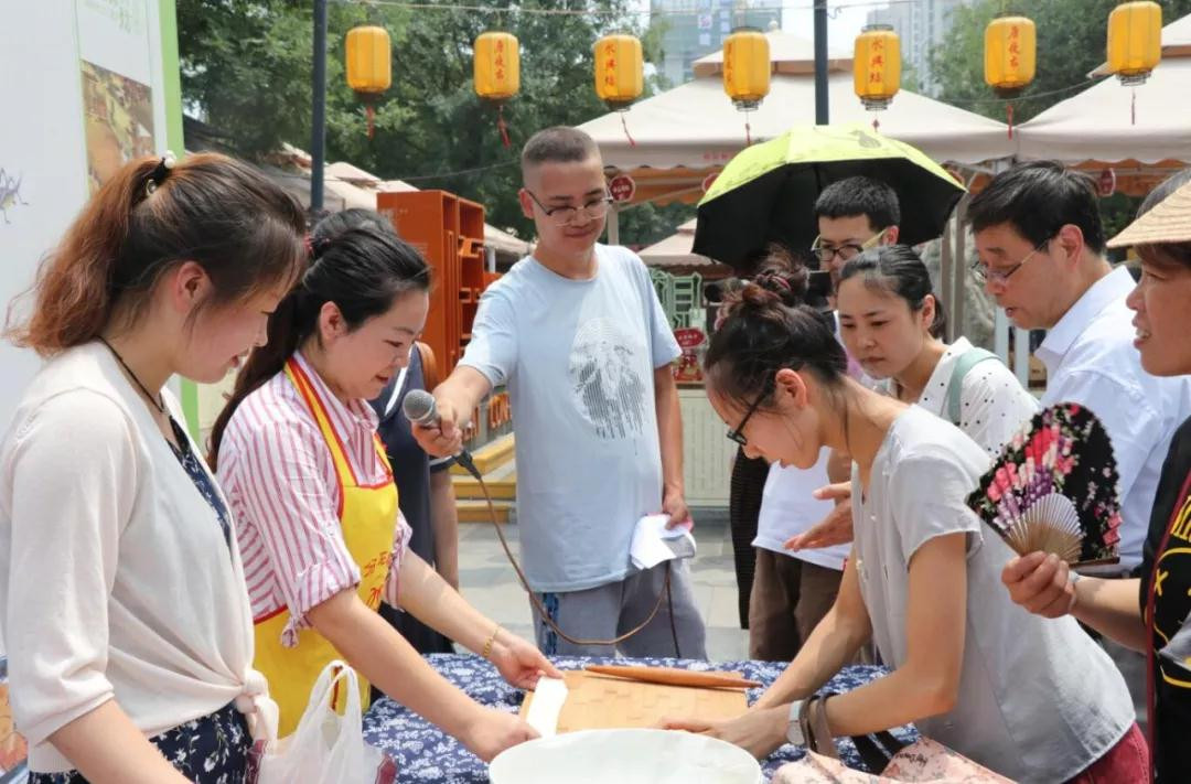 小暑节气千余人共写biang字永兴坊让传统文化更有面儿