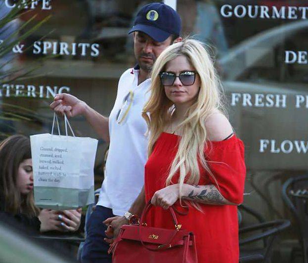 艾薇儿复出新歌,艾薇儿替身梅丽莎现状