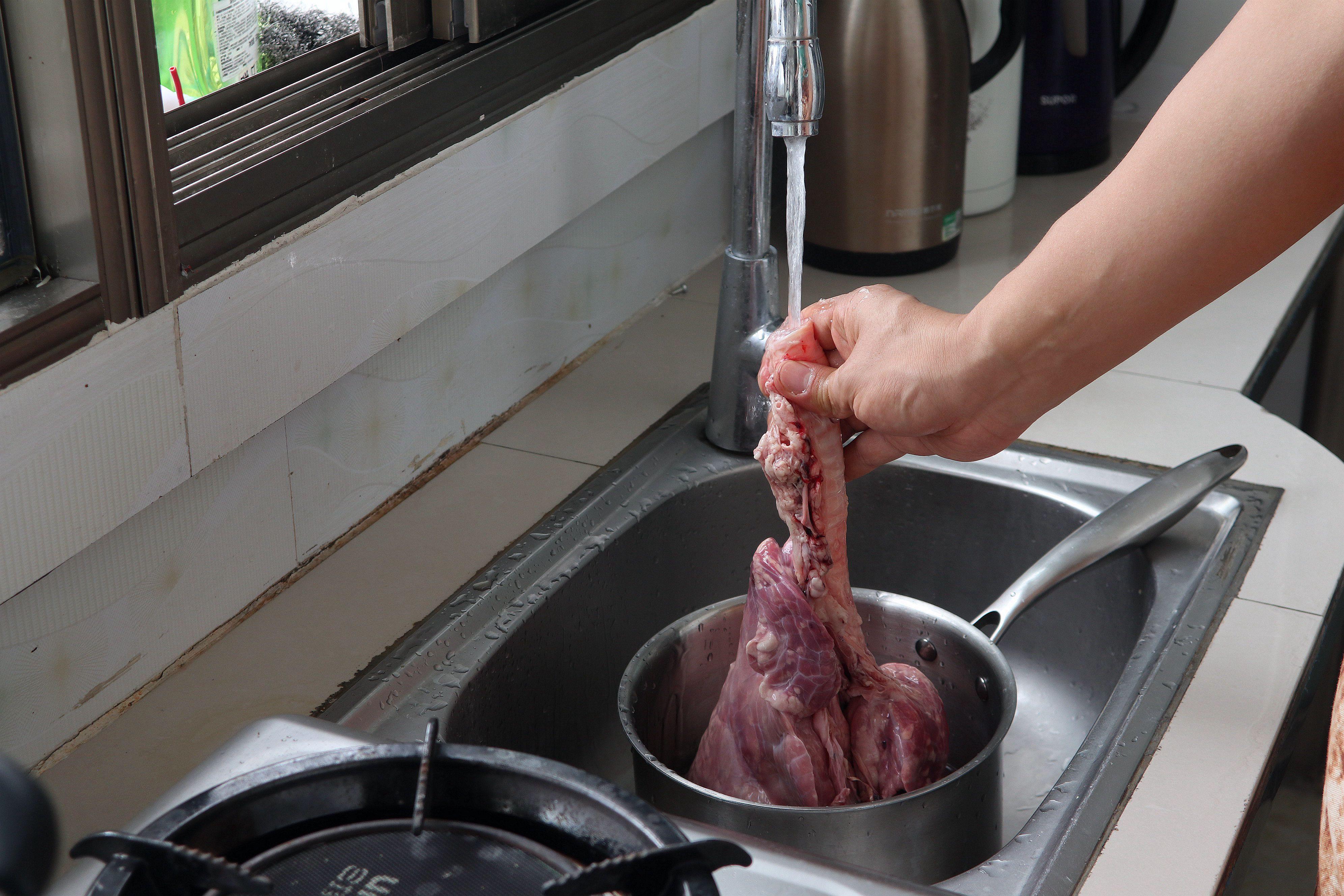 婴儿咳嗽妈妈吃什么有帮助,雪梨猪肺汤止咳化痰小孩