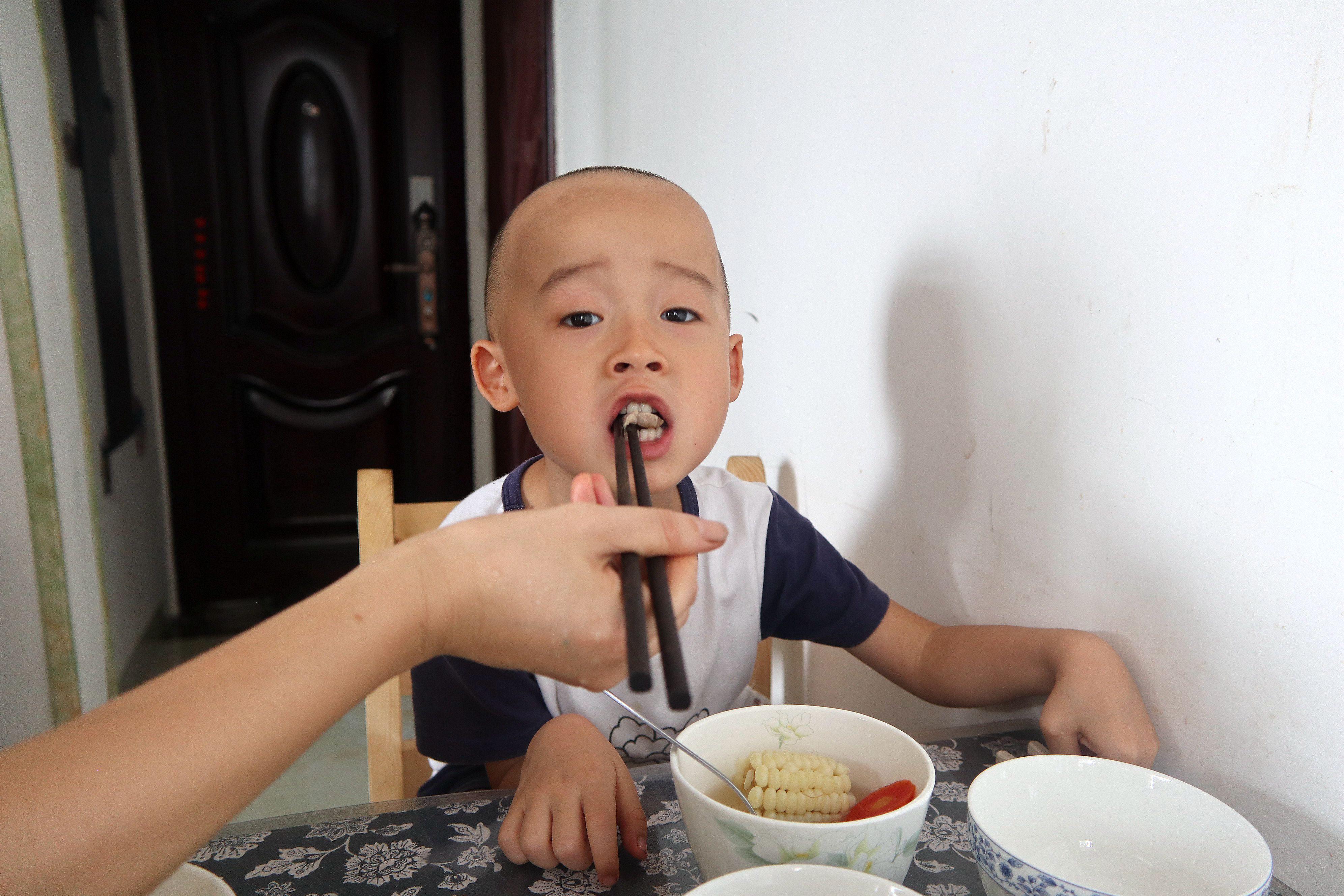 婴儿咳嗽妈妈吃什么有帮助,雪梨猪肺汤止咳化痰小孩