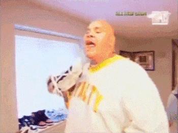 硬汉装逼新技能——舔个鞋子！看完的人都偷偷试了一下！