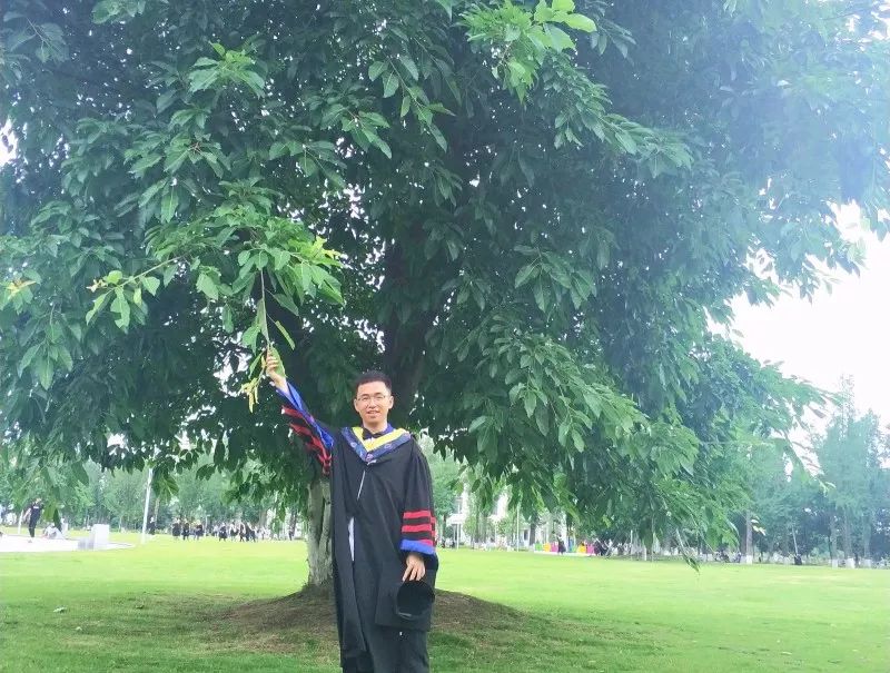 学霸领了10万元奖学金,学霸足球队