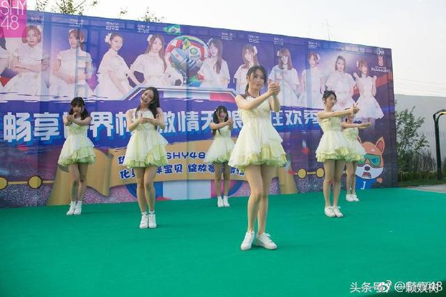 地铁上偶遇世界杯足球宝贝，SHY48现身沈阳街头点燃夏日热情