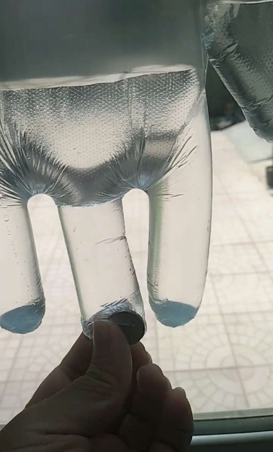 塑料袋装水放硬币,塑料袋里面装水放硬币