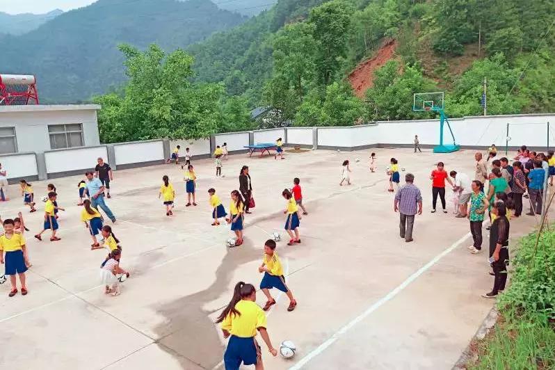 和梅西一起踢球是什么感觉,和梅西踢的一个老将